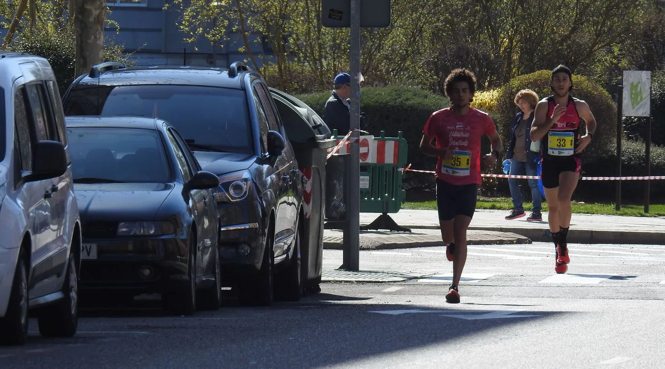 Las calles de León han acogido en la jornada dominical y con una gran participación su tradicional 'Media maratón'. La jornada se ha visto acompañada por el buen tiempo.