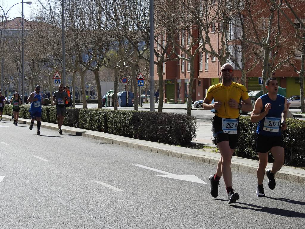 Las calles de León han acogido en la jornada dominical y con una gran participación su tradicional 'Media maratón'. La jornada se ha visto acompañada por el buen tiempo.