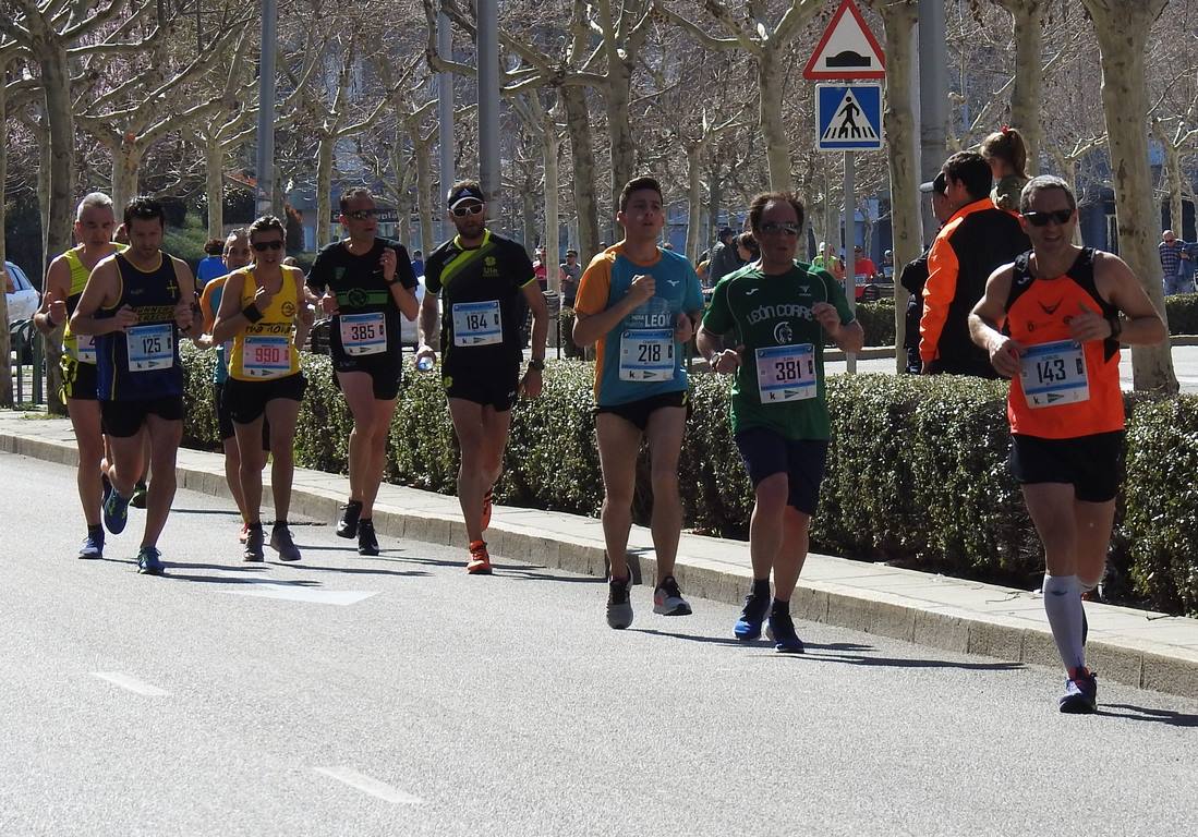 Las calles de León han acogido en la jornada dominical y con una gran participación su tradicional 'Media maratón'. La jornada se ha visto acompañada por el buen tiempo.