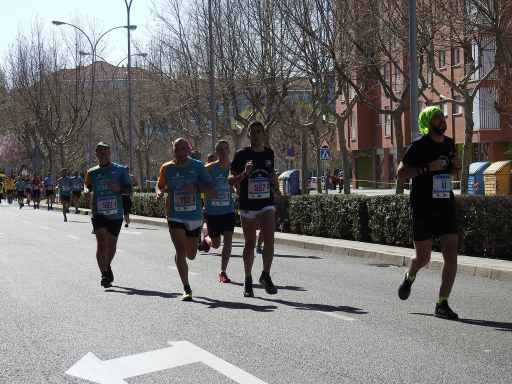 Las calles de León han acogido en la jornada dominical y con una gran participación su tradicional 'Media maratón'. La jornada se ha visto acompañada por el buen tiempo.