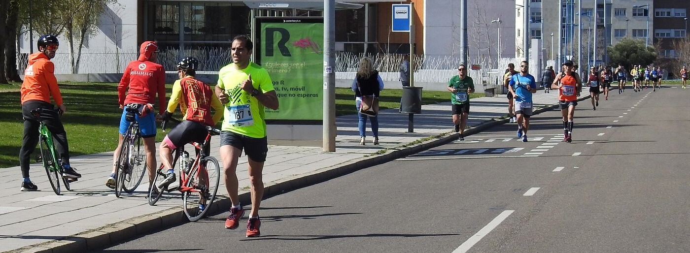 Las calles de León han acogido en la jornada dominical y con una gran participación su tradicional 'Media maratón'. La jornada se ha visto acompañada por el buen tiempo.