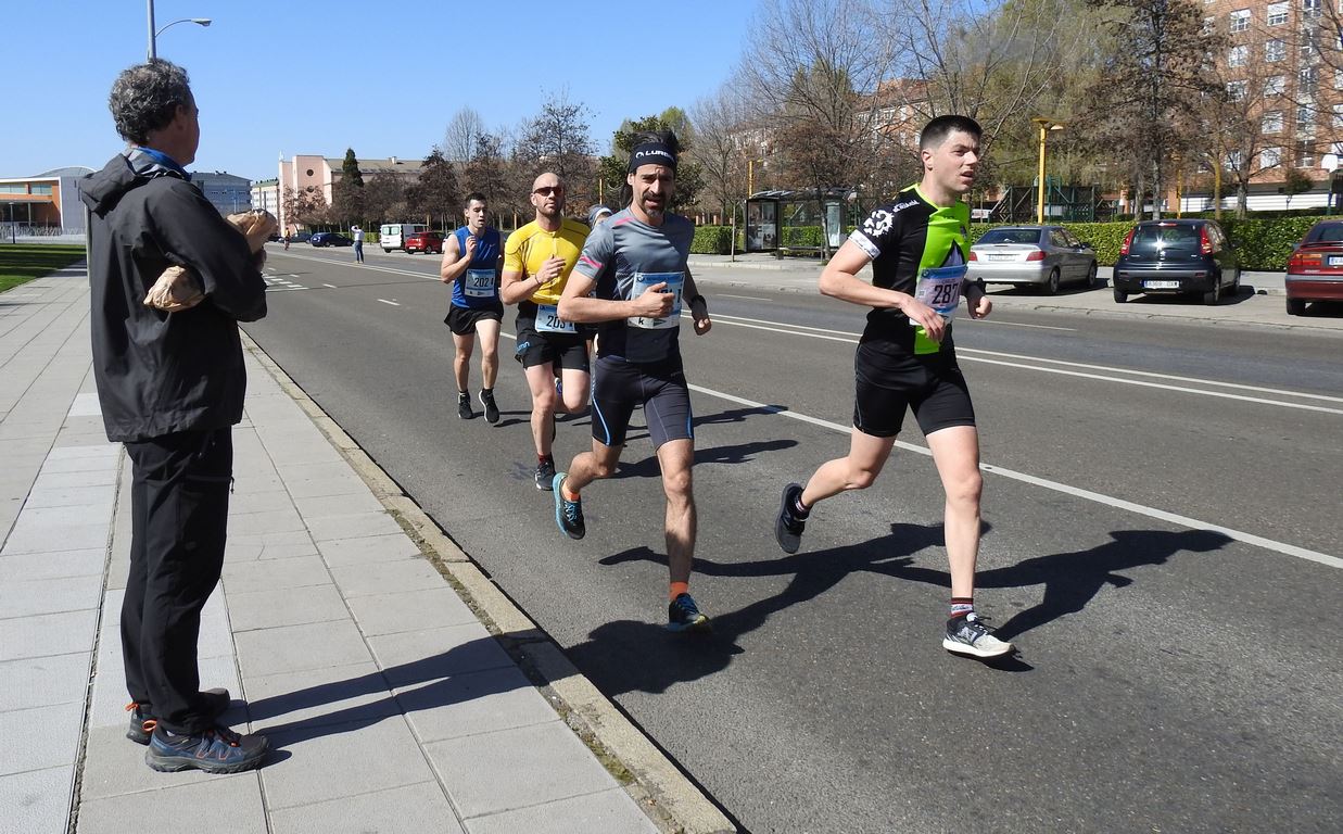 Las calles de León han acogido en la jornada dominical y con una gran participación su tradicional 'Media maratón'. La jornada se ha visto acompañada por el buen tiempo.