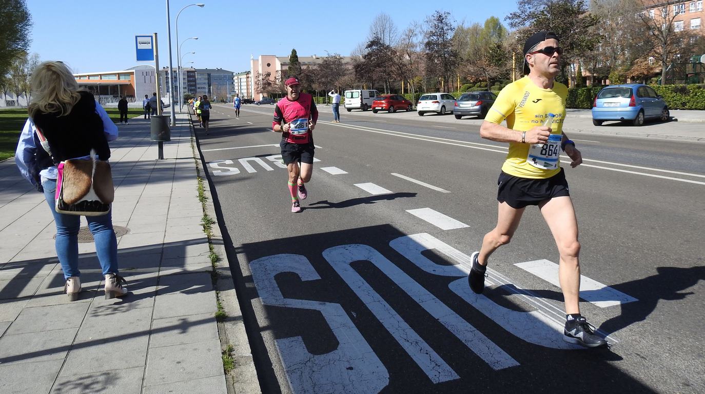 Las calles de León han acogido en la jornada dominical y con una gran participación su tradicional 'Media maratón'. La jornada se ha visto acompañada por el buen tiempo.