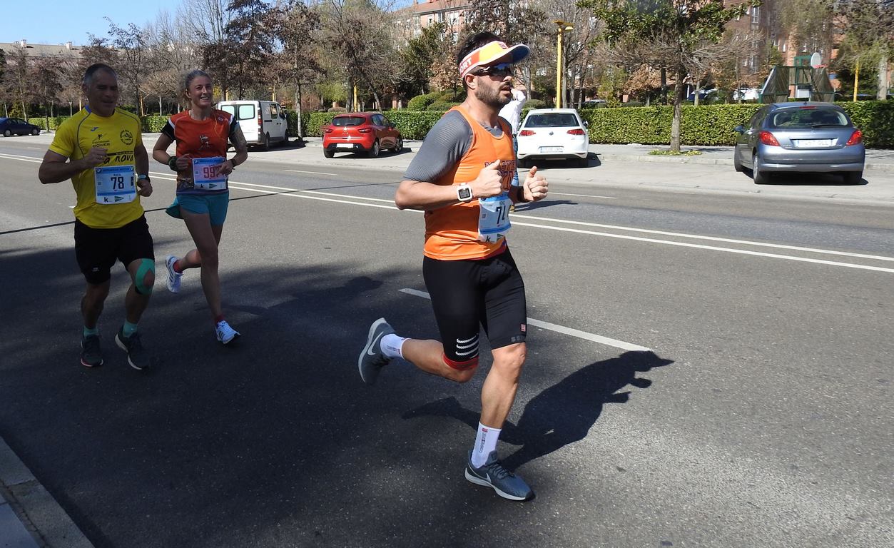 Las calles de León han acogido en la jornada dominical y con una gran participación su tradicional 'Media maratón'. La jornada se ha visto acompañada por el buen tiempo.