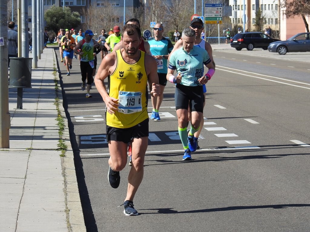 Las calles de León han acogido en la jornada dominical y con una gran participación su tradicional 'Media maratón'. La jornada se ha visto acompañada por el buen tiempo.