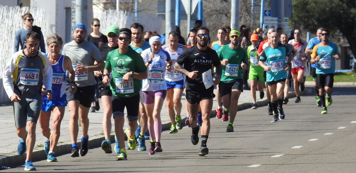 Las calles de León han acogido en la jornada dominical y con una gran participación su tradicional 'Media maratón'. La jornada se ha visto acompañada por el buen tiempo.