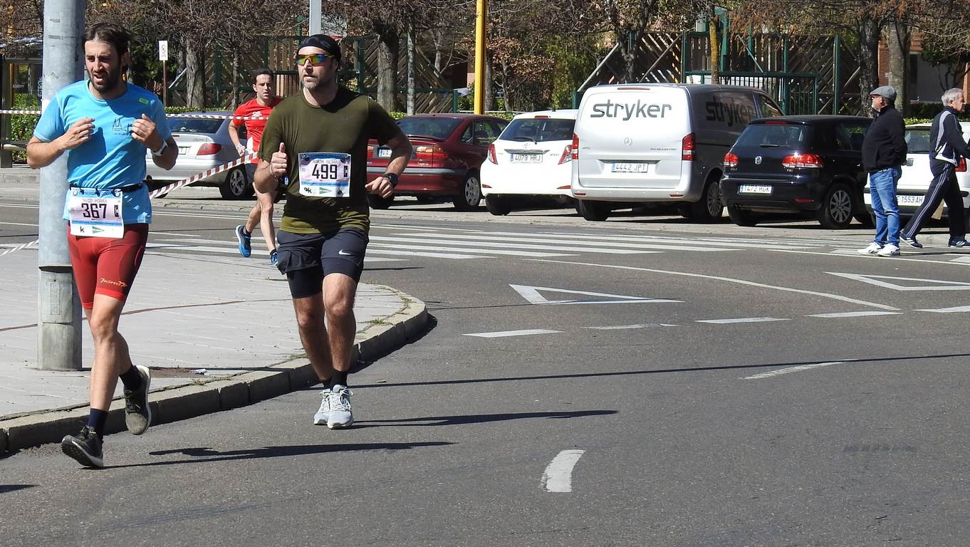 Las calles de León han acogido en la jornada dominical y con una gran participación su tradicional 'Media maratón'. La jornada se ha visto acompañada por el buen tiempo.