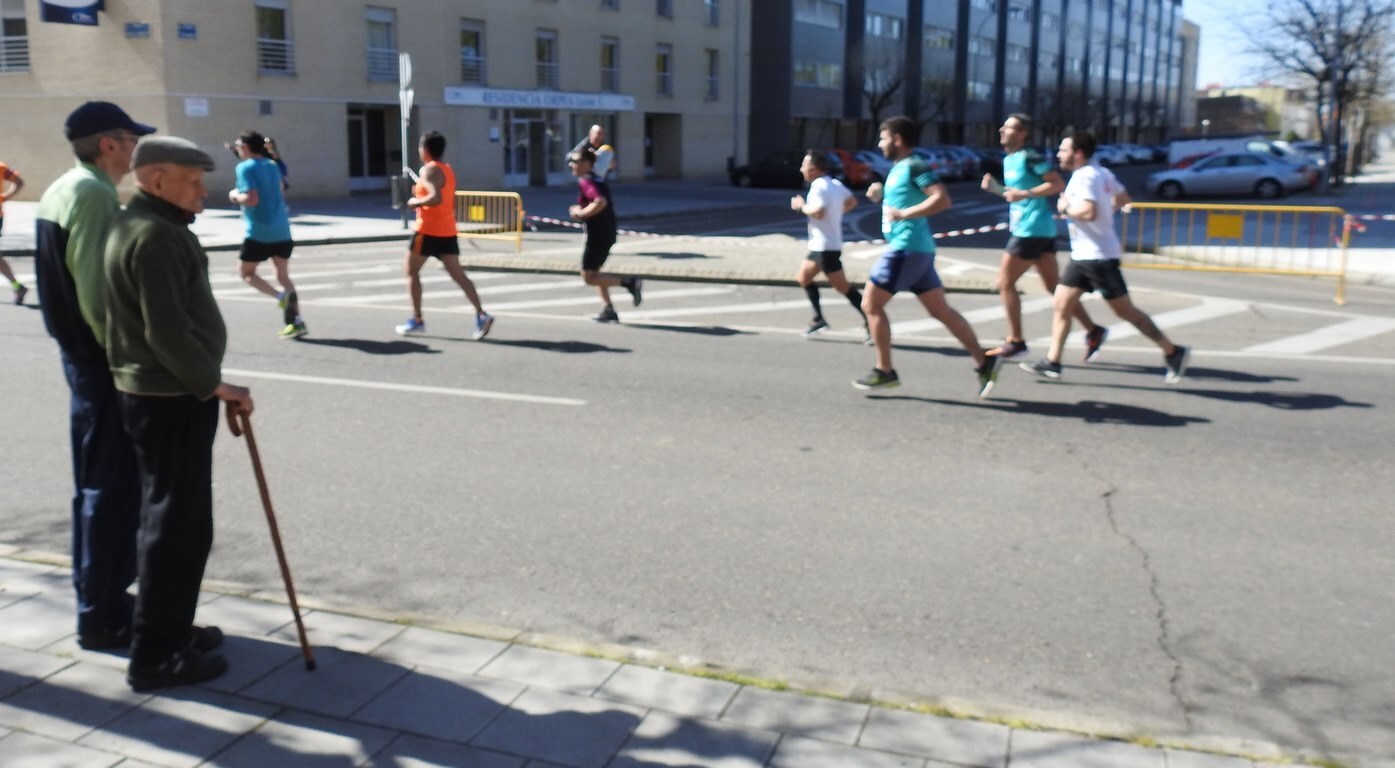 Las calles de León han acogido en la jornada dominical y con una gran participación su tradicional 'Media maratón'. La jornada se ha visto acompañada por el buen tiempo.