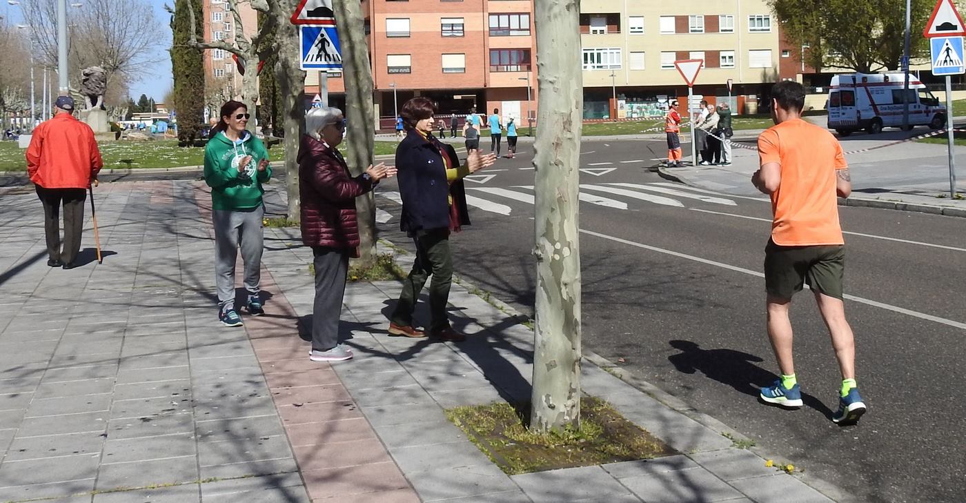 Las calles de León han acogido en la jornada dominical y con una gran participación su tradicional 'Media maratón'. La jornada se ha visto acompañada por el buen tiempo.