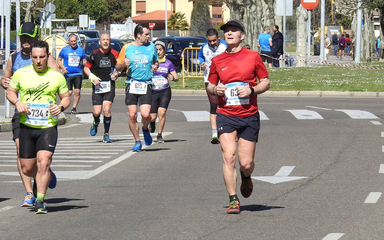 Las calles de León han acogido en la jornada dominical y con una gran participación su tradicional 'Media maratón'. La jornada se ha visto acompañada por el buen tiempo.