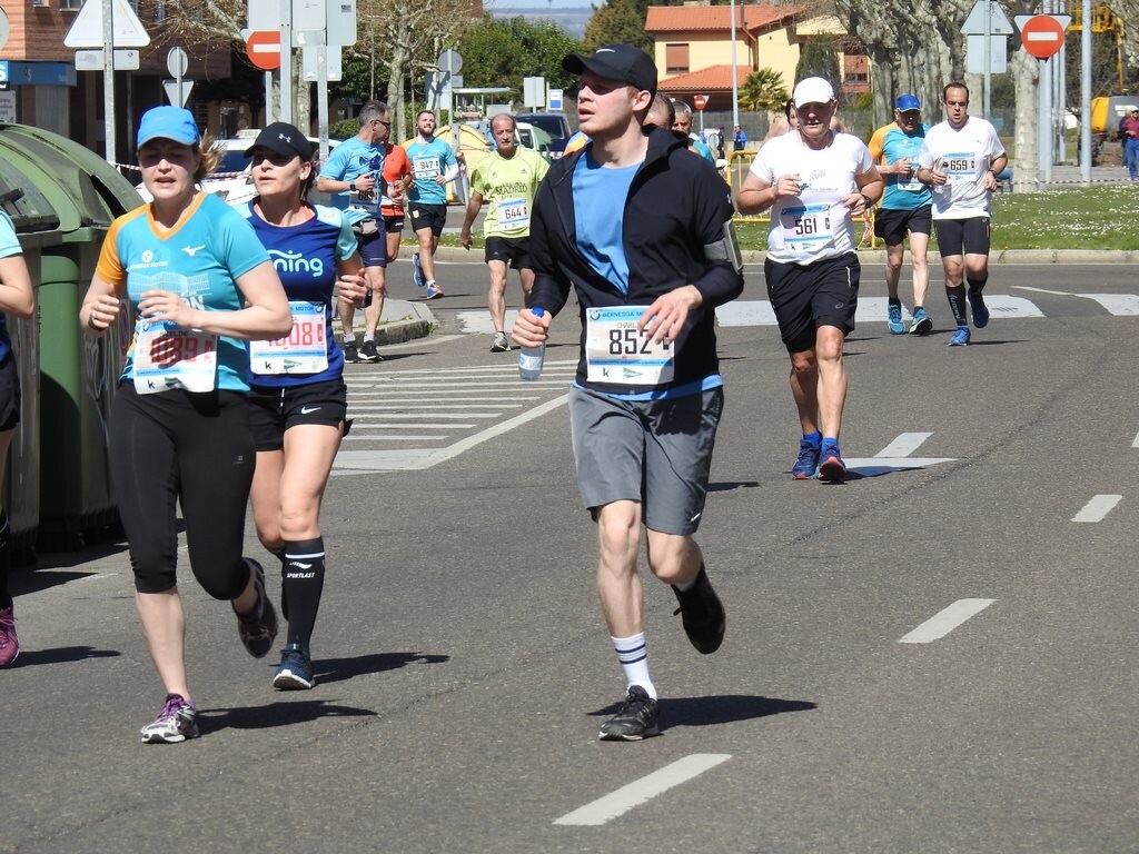 Las calles de León han acogido en la jornada dominical y con una gran participación su tradicional 'Media maratón'. La jornada se ha visto acompañada por el buen tiempo.