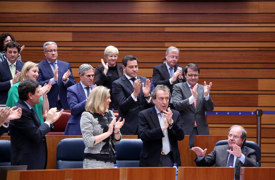 El Pleno de las Cortes de Castilla y León aplaude al presidente de la Junta, Juan Vicente Herrera, tras su última intervención en el Pleno antes de disolverse el Parlamento.