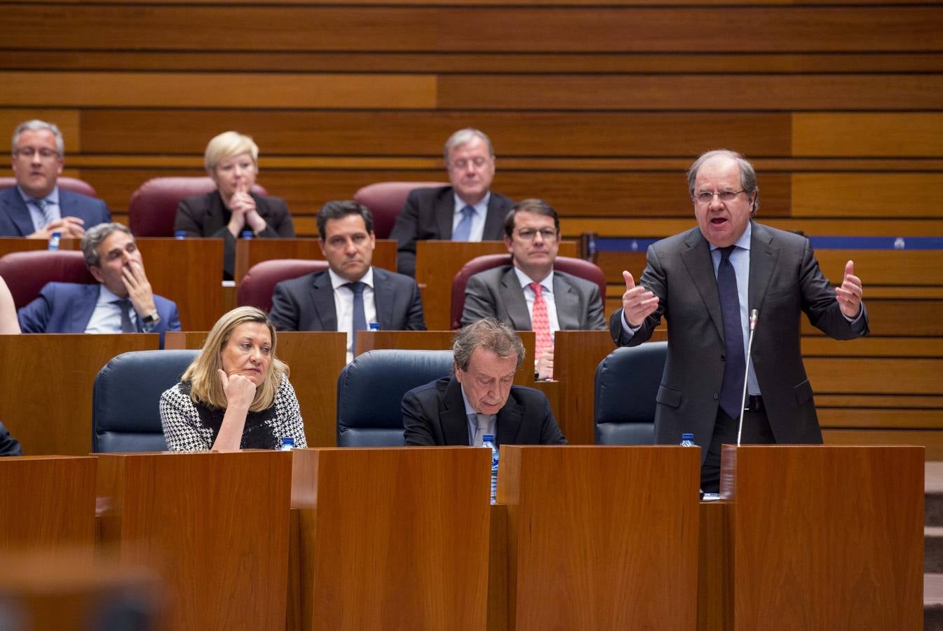 Fotos: Último pleno de Juan Vicente Herrera en las Cortes tras 18 años como presidente