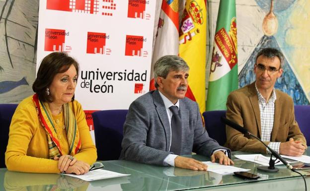 El rector de las Universidad de León, flanqueado por los vicerrectores de Actividad Académica y del Campus del Bierzo. 
