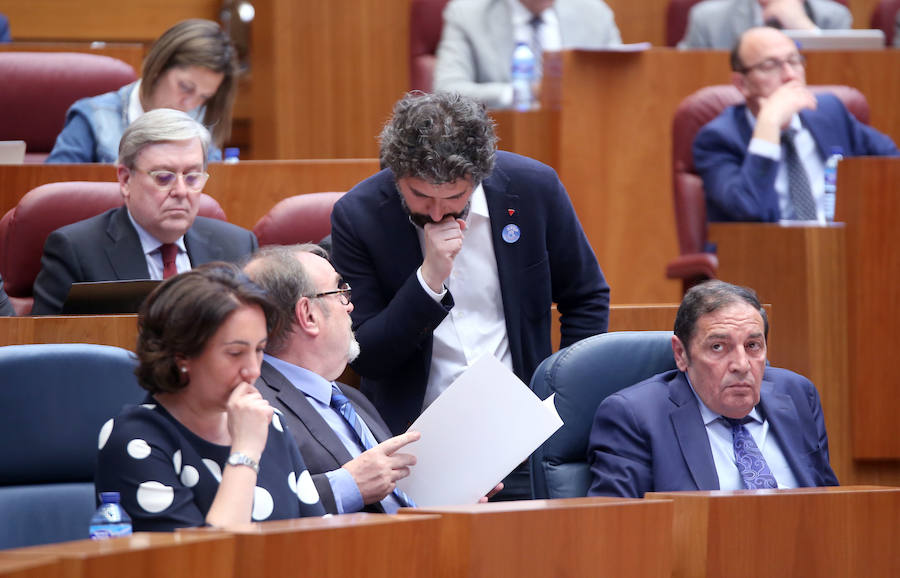 El consejero de Educación, Fernando Rey, conversa con el portavoz del Grupo Mixto, José Sarrión, durante el Pleno de las Cortes de Castilla y León. Junto a ellos, el consejero de Sanidad, Antonio Saez.