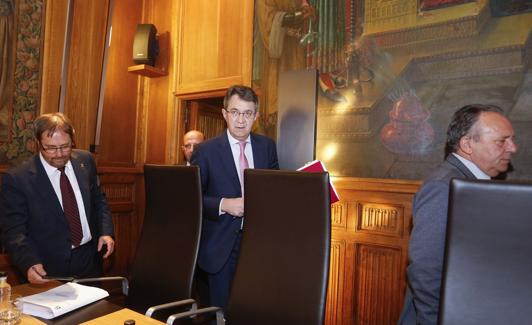 El presidente de la institución, Juan Martínez Majo, a su llegada al pleno. 