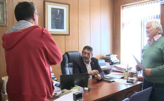 Imagen principal - El alcalde, tras estar en su despacho, recorre el municipio.