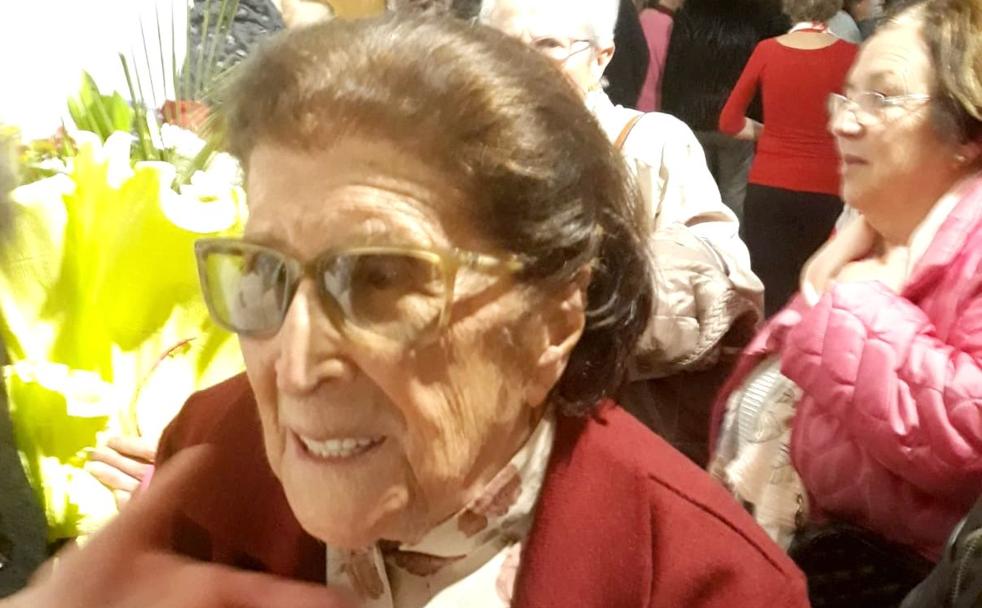 Los asistentes al acto muestran su agradecimiento a Isaura Martín-Granizo