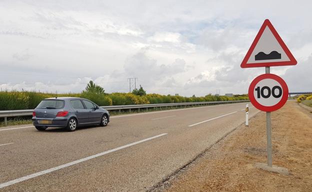 Un vehículo circula por el carril izquierdo ante el mal estado del firme en la A-66.