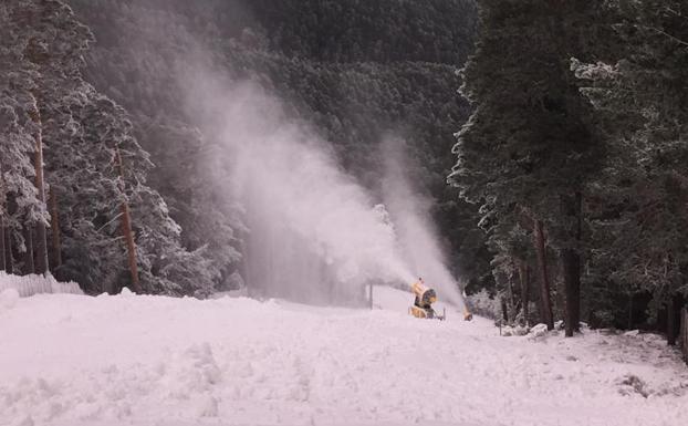 La estación madrileña se pudo mantener durante el mes de enero gracias a los cañones de nieve artificial