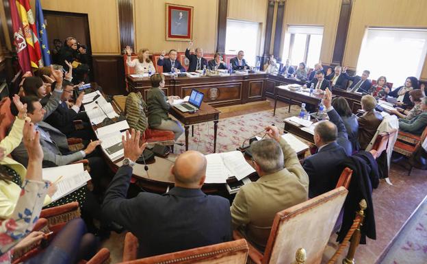 Pleno en el Ayuntamiento de León. 