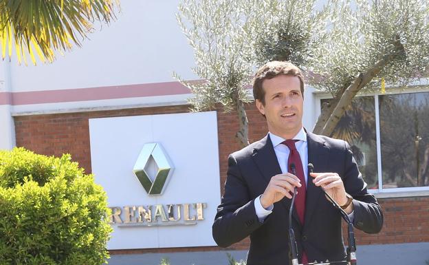 El presidente del PP y candidato a la Presidencia del Gobierno, Pablo Casado en su visita a la fábrica de Renault ubicada en la localidad palentina de Villamuriel de Cerrato.