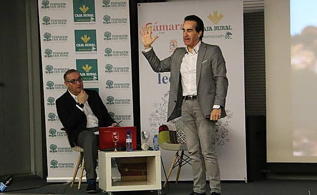 Galería. Javier Iriondo, durante el encuentro con los leoneses.