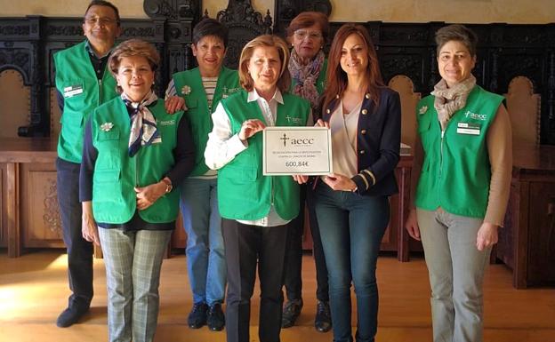 La Junta Local de AECC de Astorga recibe 600 euros para investigación contra el cáncer