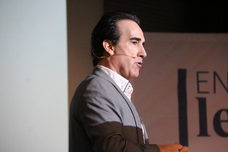 El escritor, conferenciante y formador Javier Iriondo visitó hoy León para pronunciar una charla bajo el título 'Liderazgo y evolución personal, retos ante el cambio' organizada dentro del ciclo `Encuentros con Leonoticias´.