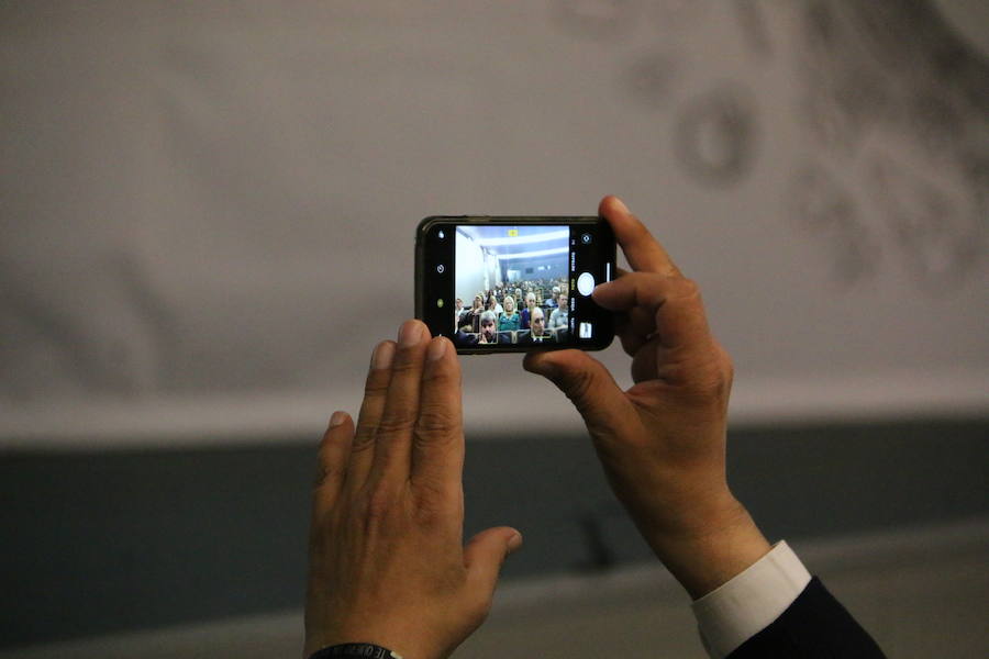 El escritor, conferenciante y formador Javier Iriondo visitó hoy León para pronunciar una charla bajo el título 'Liderazgo y evolución personal, retos ante el cambio' organizada dentro del ciclo `Encuentros con Leonoticias´.