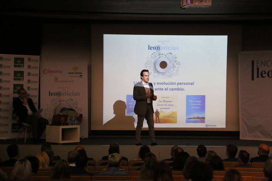 El escritor, conferenciante y formador Javier Iriondo visitó hoy León para pronunciar una charla bajo el título 'Liderazgo y evolución personal, retos ante el cambio' organizada dentro del ciclo `Encuentros con Leonoticias´.