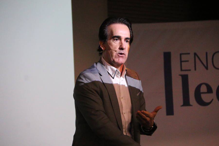 El escritor, conferenciante y formador Javier Iriondo visitó hoy León para pronunciar una charla bajo el título 'Liderazgo y evolución personal, retos ante el cambio' organizada dentro del ciclo `Encuentros con Leonoticias´.