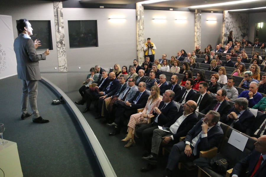 El escritor, conferenciante y formador Javier Iriondo visitó hoy León para pronunciar una charla bajo el título 'Liderazgo y evolución personal, retos ante el cambio' organizada dentro del ciclo `Encuentros con Leonoticias´.