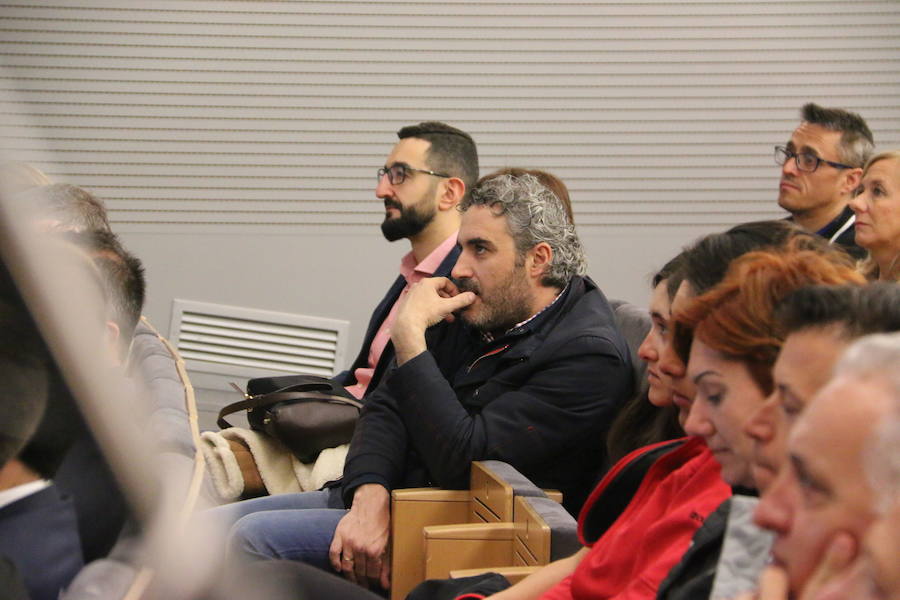 El escritor, conferenciante y formador Javier Iriondo visitó hoy León para pronunciar una charla bajo el título 'Liderazgo y evolución personal, retos ante el cambio' organizada dentro del ciclo `Encuentros con Leonoticias´.