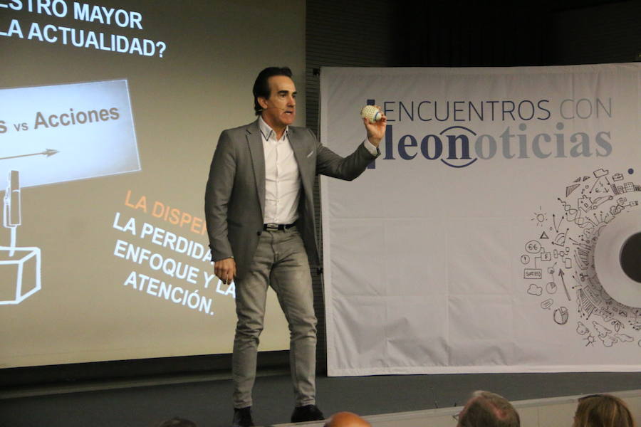 El escritor, conferenciante y formador Javier Iriondo visitó hoy León para pronunciar una charla bajo el título 'Liderazgo y evolución personal, retos ante el cambio' organizada dentro del ciclo `Encuentros con Leonoticias´.