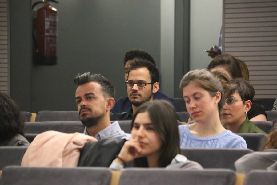 El escritor, conferenciante y formador Javier Iriondo visitó hoy León para pronunciar una charla bajo el título 'Liderazgo y evolución personal, retos ante el cambio' organizada dentro del ciclo `Encuentros con Leonoticias´.