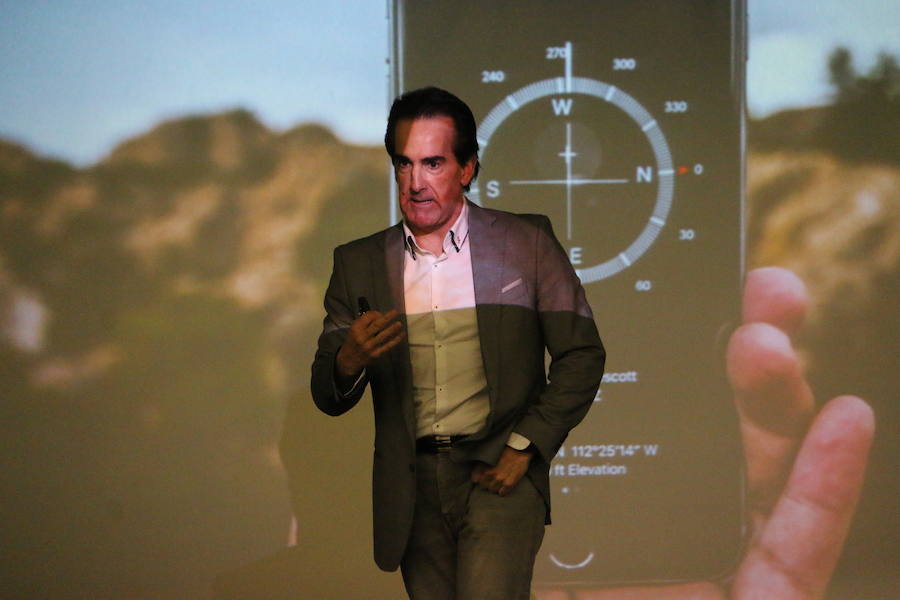 El escritor, conferenciante y formador Javier Iriondo visitó hoy León para pronunciar una charla bajo el título 'Liderazgo y evolución personal, retos ante el cambio' organizada dentro del ciclo `Encuentros con Leonoticias´.