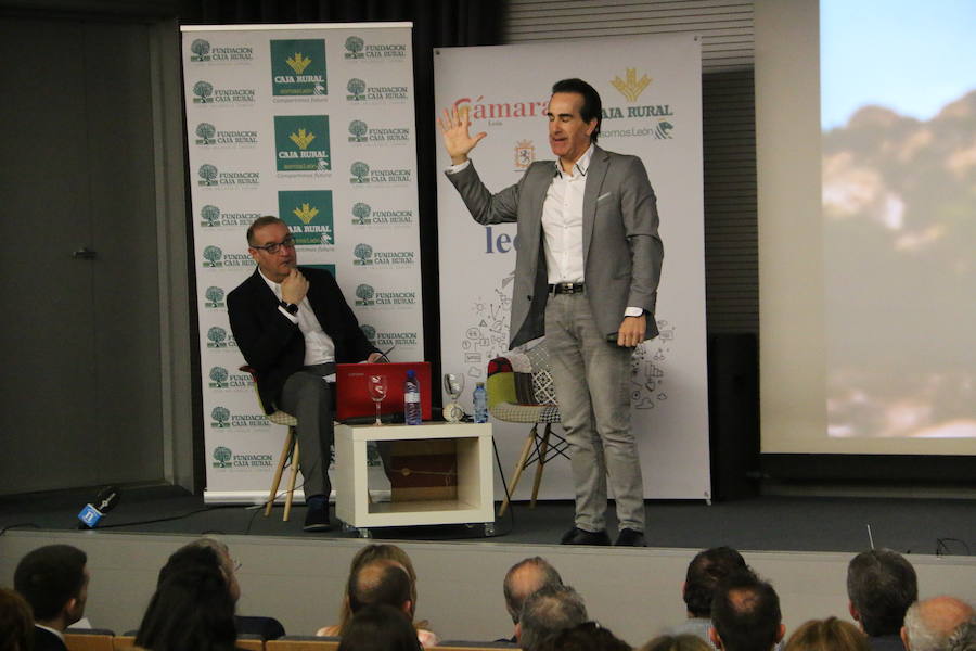 El escritor, conferenciante y formador Javier Iriondo visitó hoy León para pronunciar una charla bajo el título 'Liderazgo y evolución personal, retos ante el cambio' organizada dentro del ciclo `Encuentros con Leonoticias´.