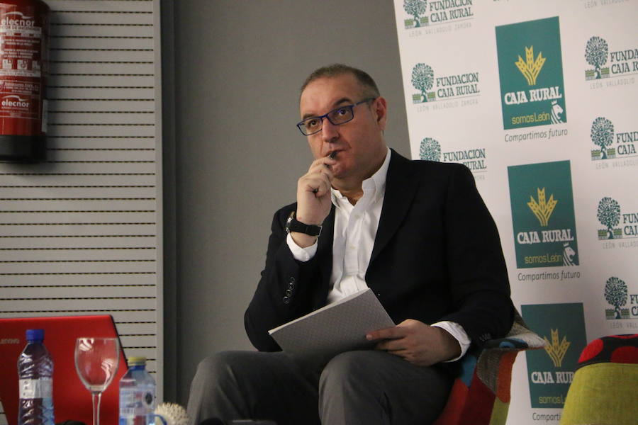 El escritor, conferenciante y formador Javier Iriondo visitó hoy León para pronunciar una charla bajo el título 'Liderazgo y evolución personal, retos ante el cambio' organizada dentro del ciclo `Encuentros con Leonoticias´.