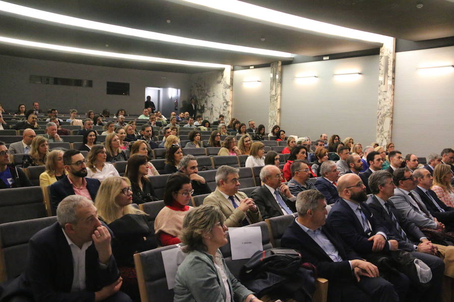 El escritor, conferenciante y formador Javier Iriondo visitó hoy León para pronunciar una charla bajo el título 'Liderazgo y evolución personal, retos ante el cambio' organizada dentro del ciclo `Encuentros con Leonoticias´.