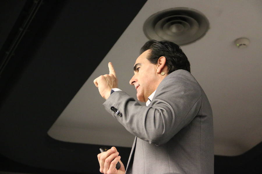 El escritor, conferenciante y formador Javier Iriondo visitó hoy León para pronunciar una charla bajo el título 'Liderazgo y evolución personal, retos ante el cambio' organizada dentro del ciclo `Encuentros con Leonoticias´.