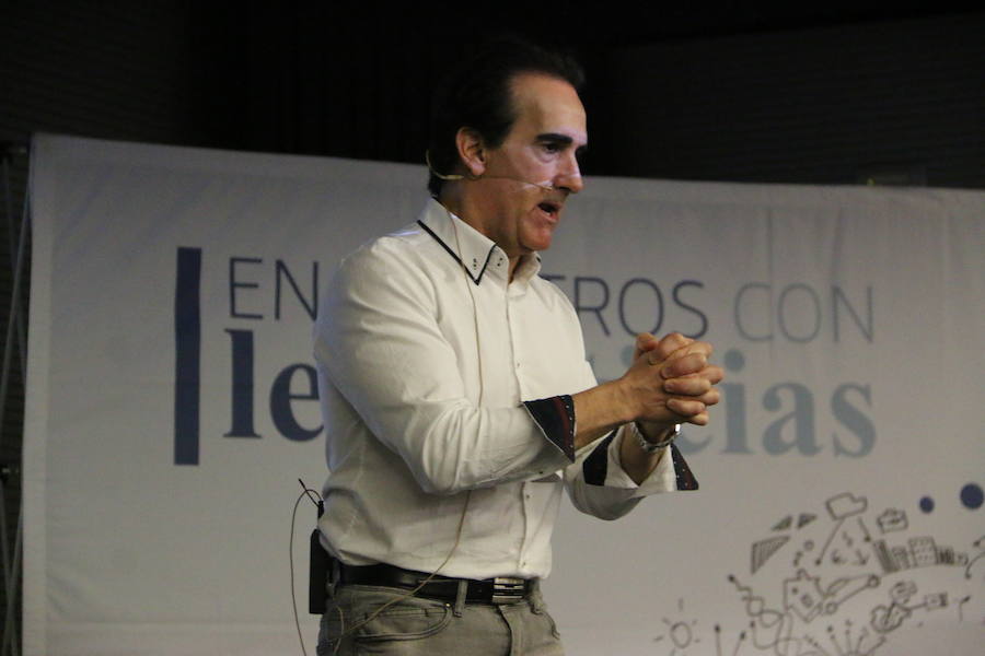 El escritor, conferenciante y formador Javier Iriondo visitó hoy León para pronunciar una charla bajo el título 'Liderazgo y evolución personal, retos ante el cambio' organizada dentro del ciclo `Encuentros con Leonoticias´.