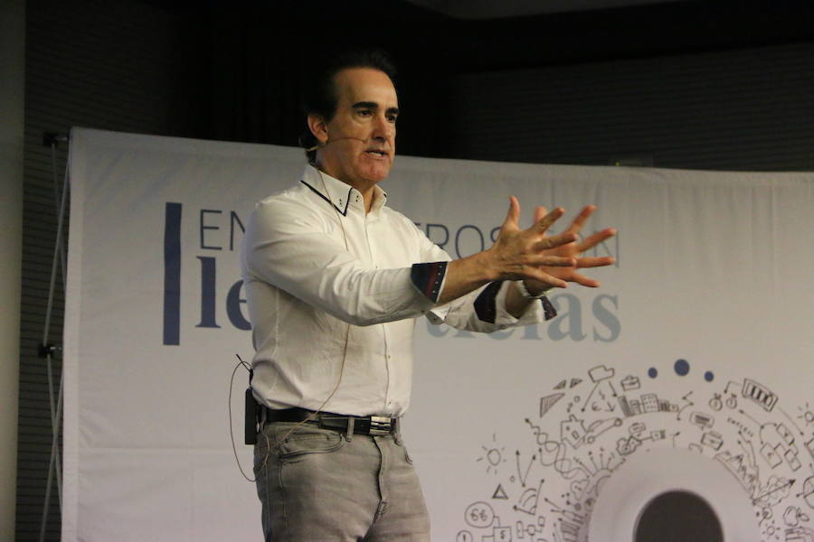 El escritor, conferenciante y formador Javier Iriondo visitó hoy León para pronunciar una charla bajo el título 'Liderazgo y evolución personal, retos ante el cambio' organizada dentro del ciclo `Encuentros con Leonoticias´.