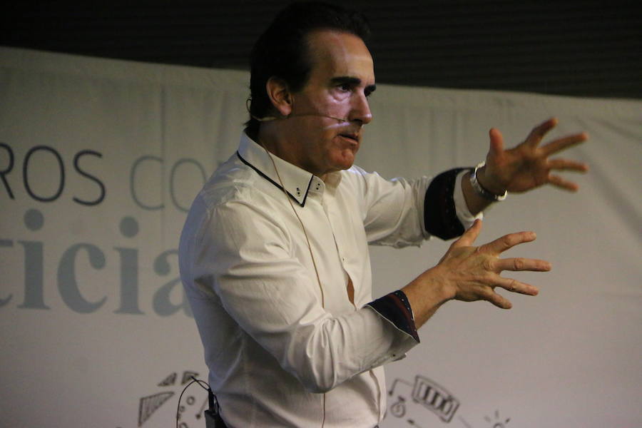 El escritor, conferenciante y formador Javier Iriondo visitó hoy León para pronunciar una charla bajo el título 'Liderazgo y evolución personal, retos ante el cambio' organizada dentro del ciclo `Encuentros con Leonoticias´.