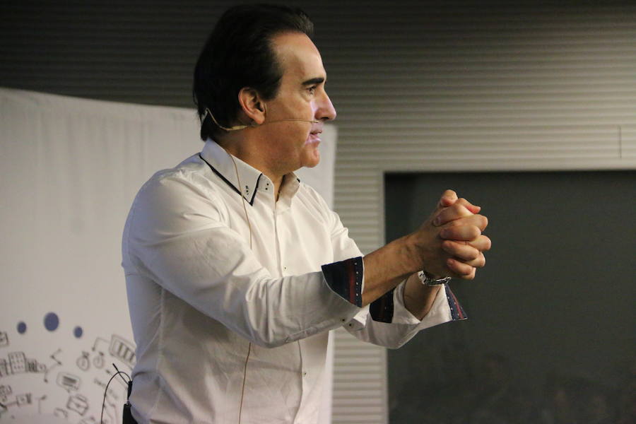 El escritor, conferenciante y formador Javier Iriondo visitó hoy León para pronunciar una charla bajo el título 'Liderazgo y evolución personal, retos ante el cambio' organizada dentro del ciclo `Encuentros con Leonoticias´.