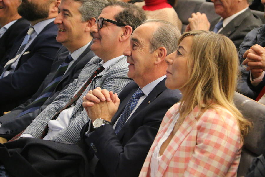 El escritor, conferenciante y formador Javier Iriondo visitó hoy León para pronunciar una charla bajo el título 'Liderazgo y evolución personal, retos ante el cambio' organizada dentro del ciclo `Encuentros con Leonoticias´.