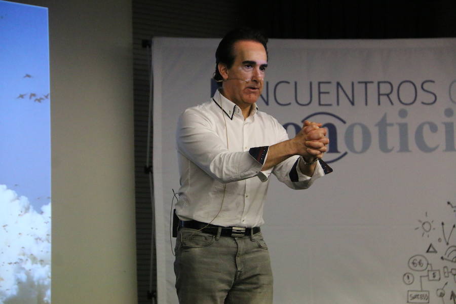 El escritor, conferenciante y formador Javier Iriondo visitó hoy León para pronunciar una charla bajo el título 'Liderazgo y evolución personal, retos ante el cambio' organizada dentro del ciclo `Encuentros con Leonoticias´.