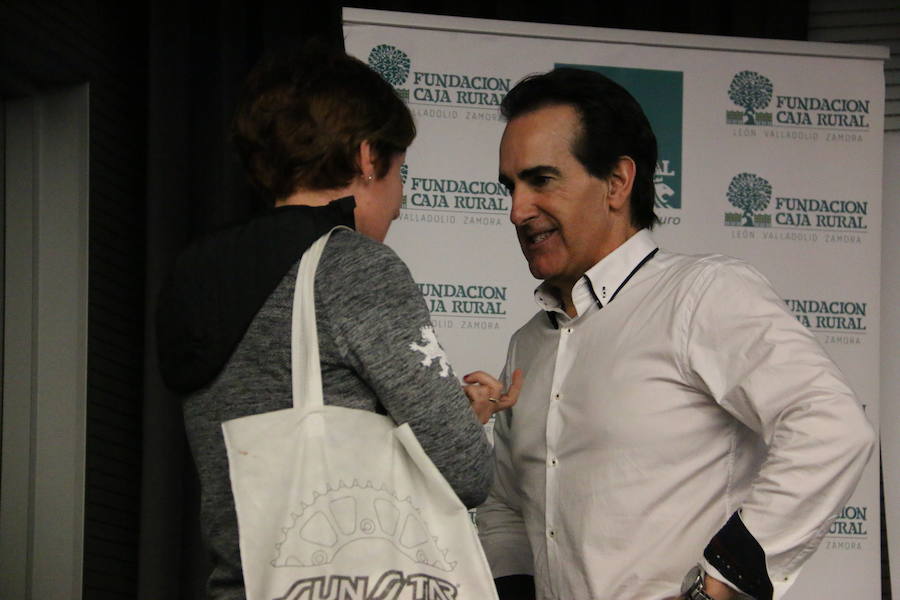 El escritor, conferenciante y formador Javier Iriondo visitó hoy León para pronunciar una charla bajo el título 'Liderazgo y evolución personal, retos ante el cambio' organizada dentro del ciclo `Encuentros con Leonoticias´.