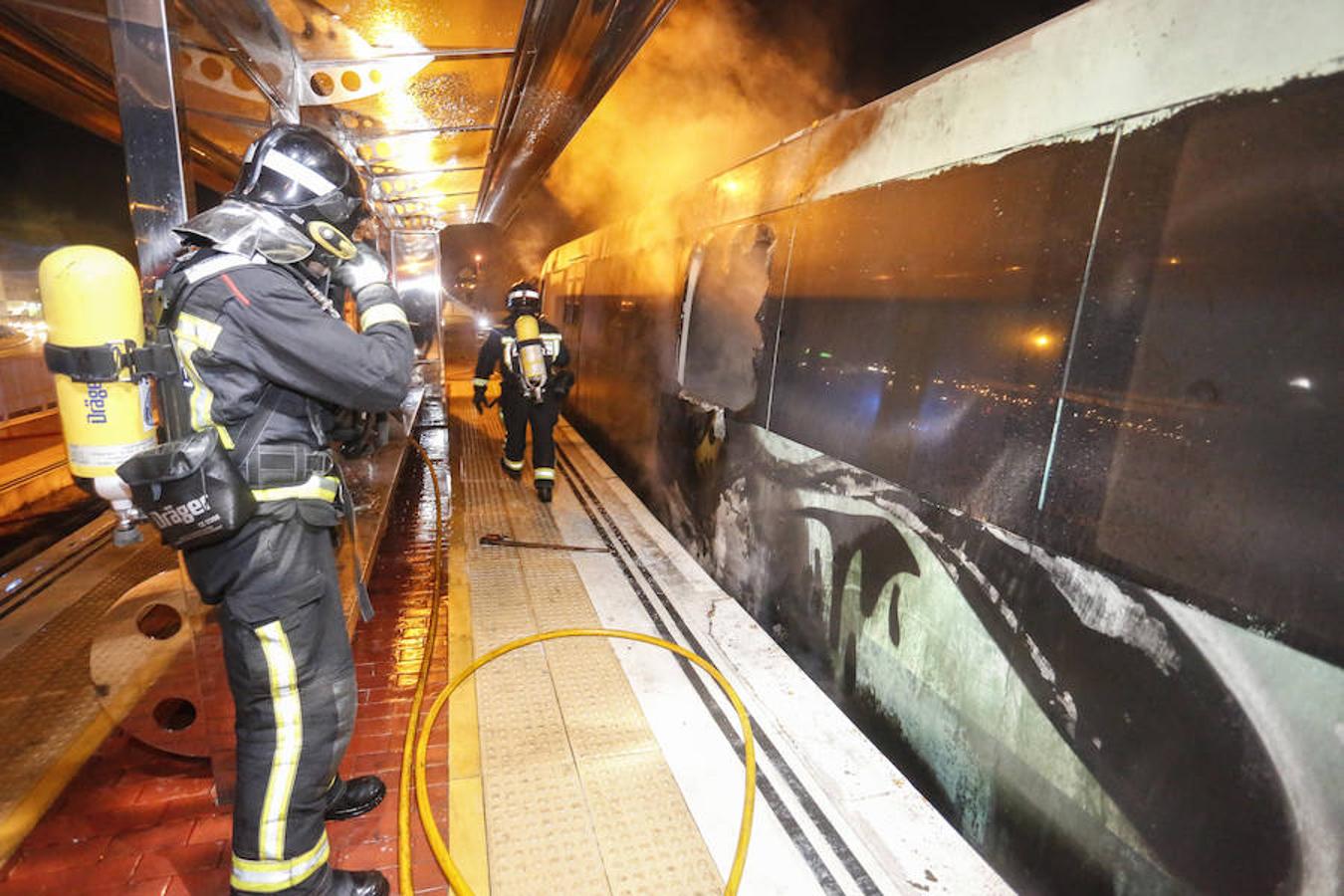 Fotos: Arde un vagón de Feve en León