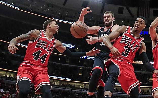 Marc Gasol (centro), durante el partido. 